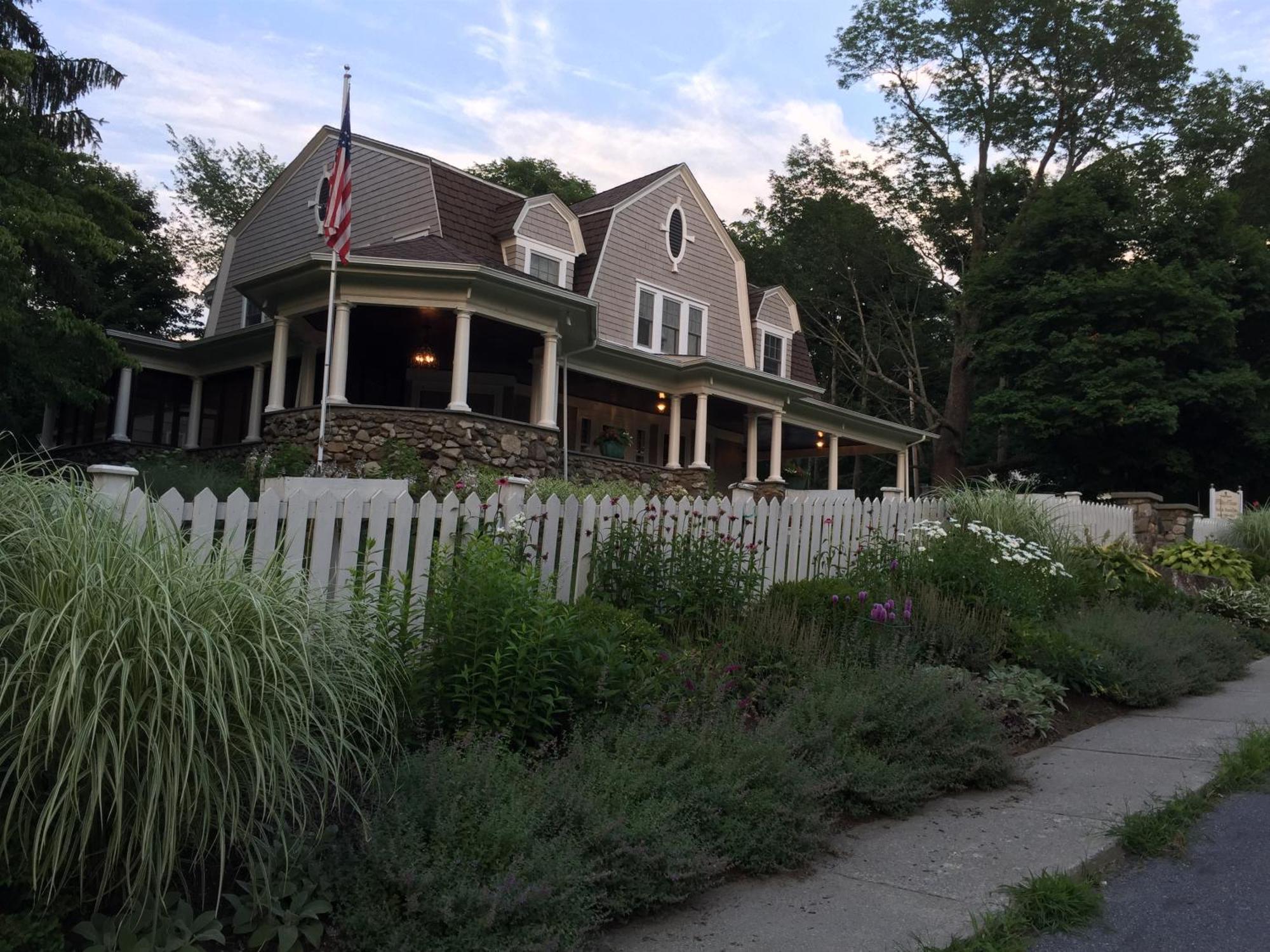 Hilltop House Bed & Breakfast Amenia Exterior photo