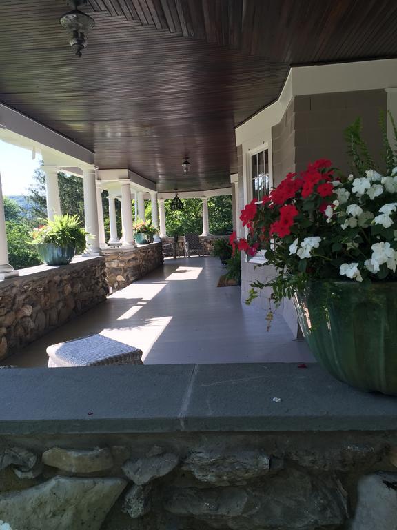 Hilltop House Bed & Breakfast Amenia Exterior photo