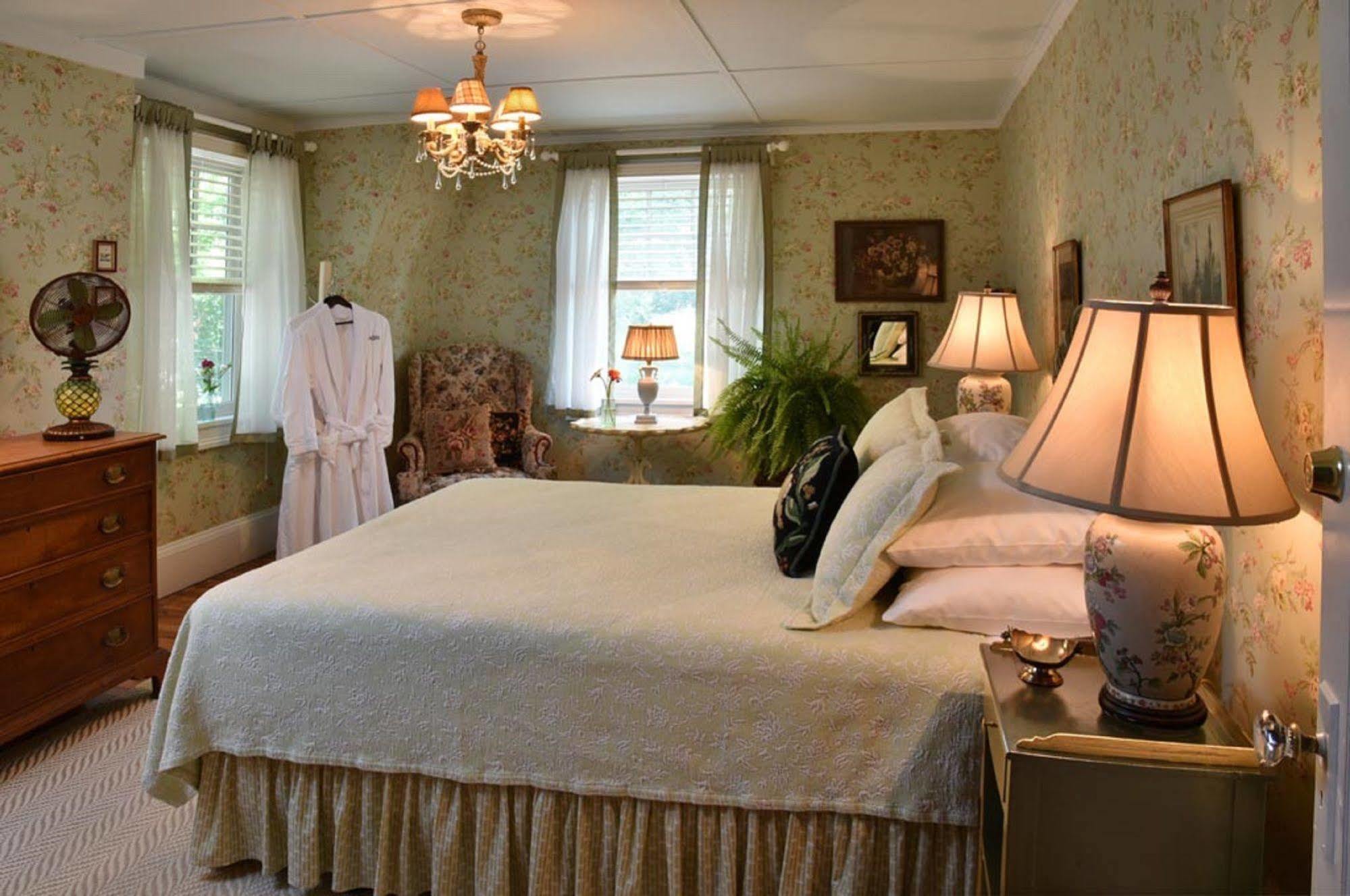 Hilltop House Bed & Breakfast Amenia Exterior photo